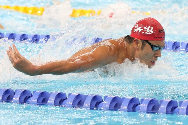 成年男子Ａ４×１００メートルメドレーリレー　第３泳者・水沼尚輝（新潟医福大職）のバタフライ＝滋賀県草津市