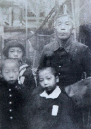 山口照さん（左上）が１０歳ごろに東京の自宅で撮影した写真（山口さん提供）