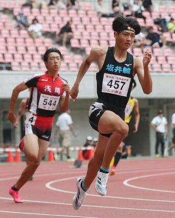 男子四種競技2位となった坂井輪の鈴木駿斗(右)=ビッグスワン