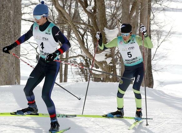 複合男子　後半距離で２位争いを展開する鈴木教究（十日町総合・（５））＝北海道名寄市