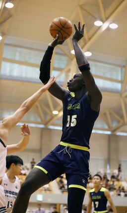 正智深谷－帝京長岡　シュートを放つ帝京長岡の留学生、マリック。ゴール下から得点を重ねた＝７月２９日、岡山市