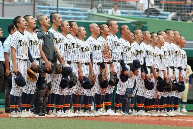 帝京長岡－星稜　校歌を歌い終え、駆け出す帝京長岡の選手たち＝富山市民球場