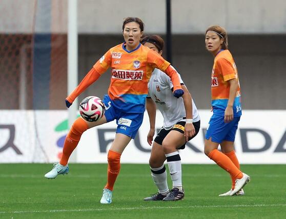 前半、新潟の川村がボールをさばく=デンカビッグスワン