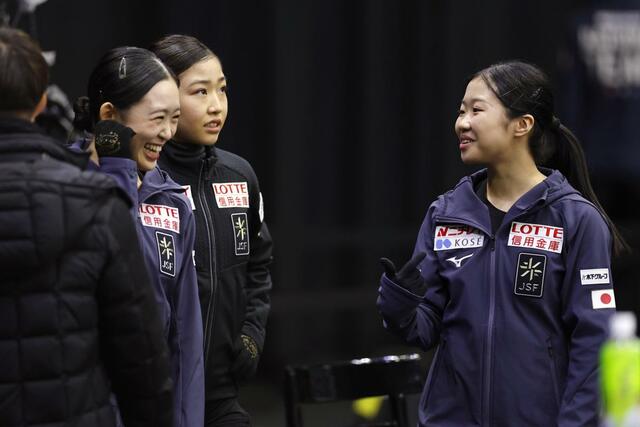 公式練習に臨む（左から）青木祐奈、千葉百音、中井亜美＝サスカトゥーン（共同）