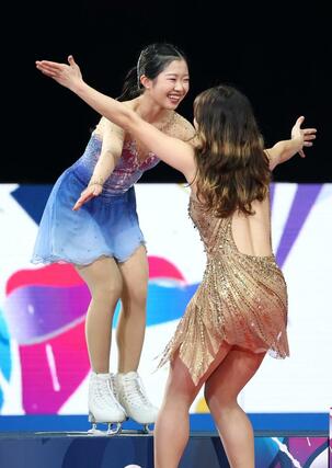 表彰式で優勝したアリサ・リュウと抱き合う中井亜美＝ＩＧアリーナ