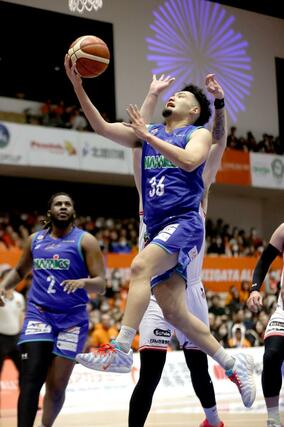 新潟－埼玉　第１クオーター、シュートを狙うポーグ健＝オーレ長岡