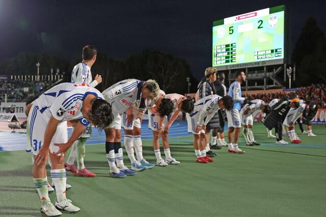 湘南－新潟　２－５で敗れ、サポーターに頭を下げる新潟の選手たち＝レモンガススタジアム平塚