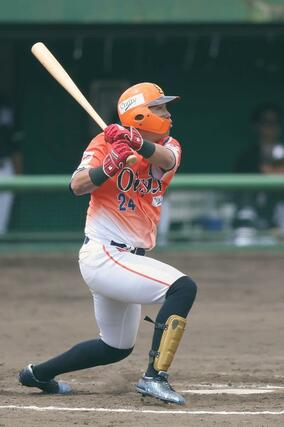 オイシックス-ロッテ 二回裏、オイシックスの知念大成が適時二塁打で2-1と勝ち越し=5月25日、長岡市の悠久山球場