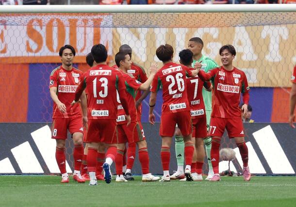 ホームで勝利し喜ぶ新潟の選手たち＝ビッグスワン