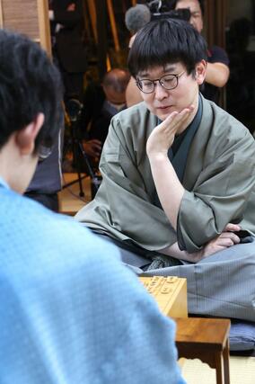 対局終了後、感想戦で対局を振り返る山崎隆之八段＝６月１７日、新潟市西蒲区