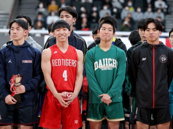 選手宣誓を終え、ほっとしたような笑顔を見せる、の男子・開志国際のダブル主将の一人、北村優太（左から２番目）＝東京体育館