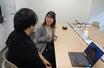 「Study Hub浅草橋」でスタッフの木内理沙さん(中央)と話す利用者の30代男性=2025年12月、東京都台東区