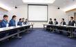 東京電力の幹部と面談する赤沢亮正経済産業相（右から２人目）。東京電力の小林喜光会長が冒頭あいさつする＝４月２５日、柏崎刈羽原発ビジターズハウス