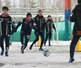雪の中で練習するアルビレックス新潟レディースの選手=2024年1月