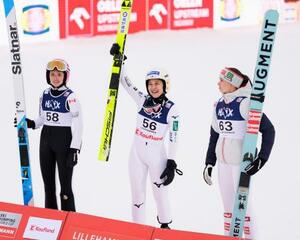 W杯ジャンプ女子個人第1戦で優勝し、喜ぶ丸山希(中央)=リレハンメル(共同)