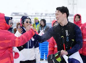 男子スキークロス１回戦で敗退し、関係者にねぎらわれる須貝龍＝リビーニョ（共同）