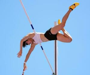 女子棒高跳び 4メートル50をクリアする諸田実咲。日本新記録で優勝=ヤンマースタジアム長居