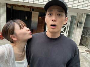6歳年下の夫・しょうくん（右）と桃（桃オフィシャルブログより）