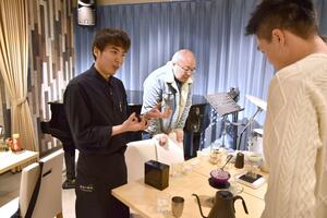 ドリップ教室でコーヒーの入れ方を教える藤田日向さん(左)=長岡市東坂之上町2