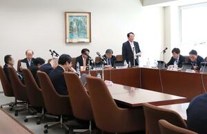原発事故に備えた病院の設備などを議論した厚生環境委員会＝１２日、県議会