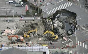 県道が陥没しトラックが転落した事故現場=2月、埼玉県八潮市