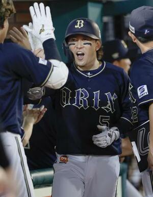 6回、3ランを放ちナインに迎えられるオリックス・西野=楽天モバイルパーク