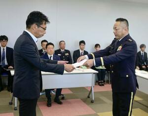 滋賀県高島市の今城克啓市長(左)に要請書を手渡す陸上自衛隊中部方面総監の遠藤充陸将=30日午後、高島市役所