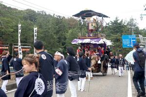 木やり歌や笛の音を響かせ、岩船の町に向かうおしゃぎり屋台=10月19日、村上市岩船三日市