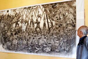 画家の志村墨然人さんが花岡事件を題材にして描いた墨絵「花岡蜂起・惨劇曼荼羅の図」=21日、秋田県大館市の花岡平和記念館