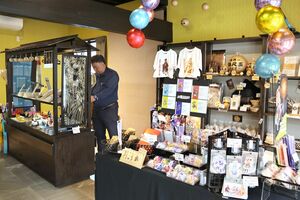 花火グッズなどを取りそろえている「片貝館」=小千谷市片貝町
