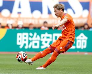 新潟-横浜M 後半22分、勝ち越しシュートを決めるMF三戸舜介=ビッグスワン