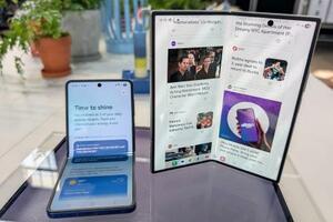 韓国サムスン電子の折りたたみ型の新型スマートフォン2機種=8日、米ニューヨーク(共同)