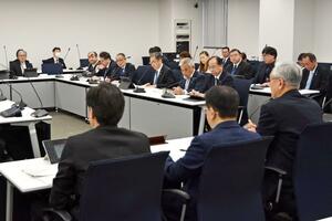 長岡市が県民意識調査の独自分析について説明した長岡市議会議員協議会=アオーレ長岡
