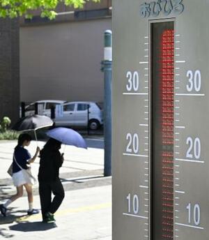 気温「40度」付近を示すJR帯広駅前の温度計。北海道は大陸から暖気が流れ込み気温が上昇した=7月24日