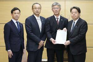 林官房長官兼拉致問題相(右端)に要望書を手渡す(左から)福井県小浜市の杉本和範市長、新潟県佐渡市の渡辺竜五市長、柏崎市の桜井雅浩市長=2月7日、首相官邸