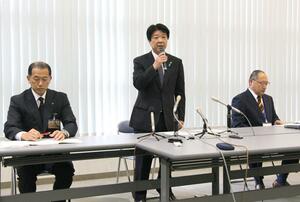 阿賀町職員の公金着服について記者会見を開き謝罪する神田一秋町長(中央)と町幹部=6月3日、阿賀町津川の町役場