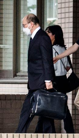 初公判を終え、青森地裁を出る石山隆被告=25日午後