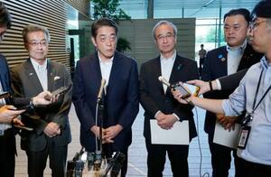 石破首相と面会後、取材に応じる原子力発電関係団体協議会会長の中村時広愛媛県知事(左から2人目)ら=27日午後、首相官邸