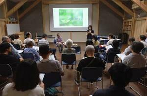 旧満州に入植した開拓団の団員を父に持つ、植松豊子さん(奥左)を招いて開かれた講演会=7月、長野県阿智村の満蒙開拓平和記念館