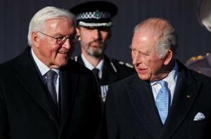 　歓迎式典に出席するドイツのシュタインマイヤー大統領（左）とチャールズ国王＝３日、英ロンドン郊外のウィンザー（ロイター＝共同）