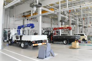 ナカノオートが新たに設けた大型車の整備スペース。働きやすさも考慮した＝長岡市蓮潟町