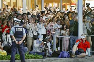 7月の参院選の選挙戦最終日、街頭演説に集まった人たち=兵庫県明石市