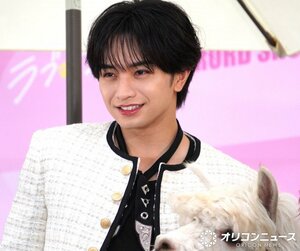 雨の中でもケンティー節がさく裂していた中島健人 （C）ORICON NewS inc.