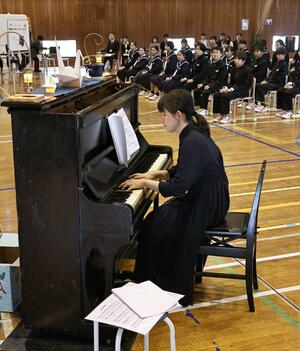 被爆したピアノの演奏を聞く名立中の生徒たち=上越市名立区
