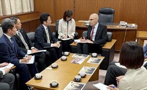 ターク国連人権高等弁務官と面会する拉致被害者家族会代表の横田拓也さんら＝１５日、内閣府（内閣官房拉致問題対策本部事務局提供）