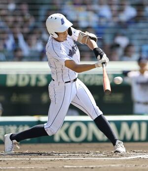 6回2死三塁、千野虹輝が適時二塁打を放ち1-1と追いつく=甲子園