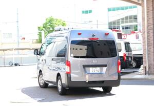 送検される容疑者を乗せた警察車両＝９日午前、福島県郡山市