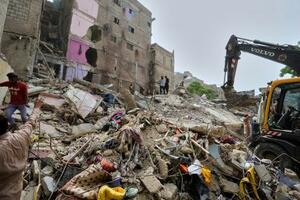 建物の倒壊現場で捜索活動をする救助隊員=4日、パキスタン・カラチ(AP=共同)
