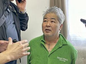 　居住するマニラのコンドミニアムで捜査当局者に拘束された井上英陽容疑者＝２３日（フィリピン警察提供・共同）