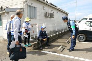 捜索訓練で行方不明者を保護する参加者ら=新潟市西蒲区中之口